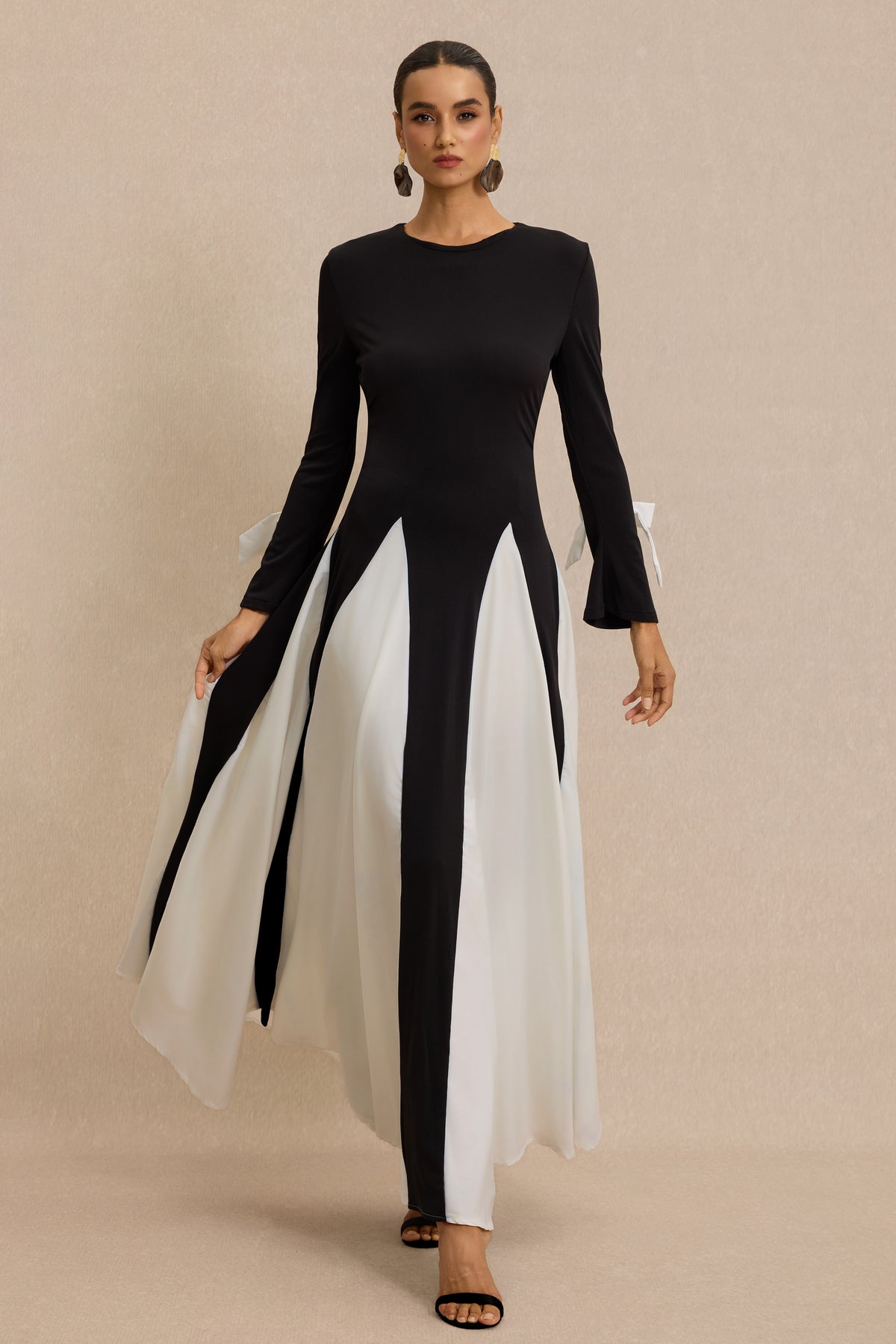 Contrast Color Bell Sleeve Round Neck Maxi Dress