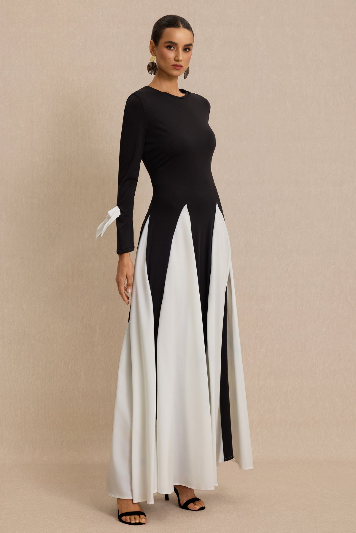 Contrast Color Bell Sleeve Round Neck Maxi Dress