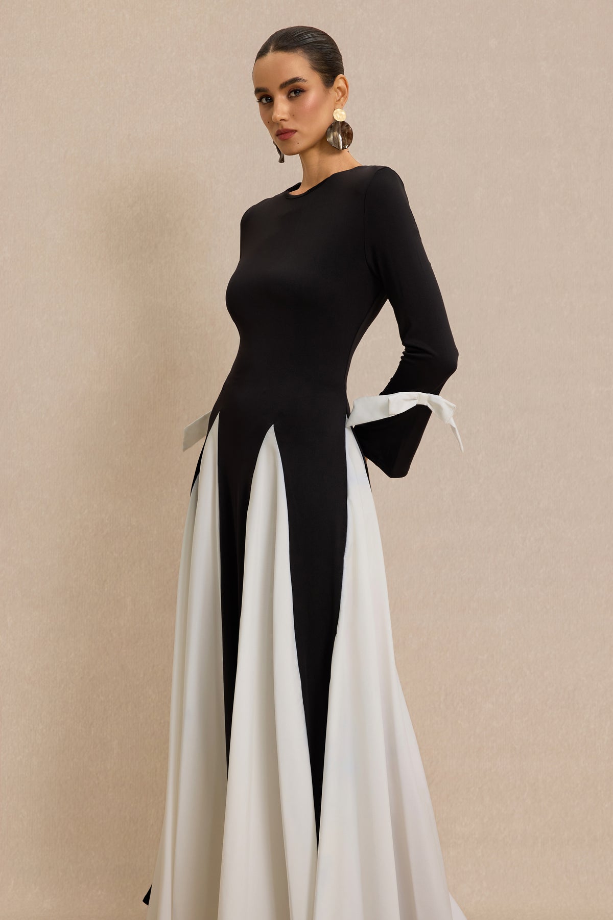 Contrast Color Bell Sleeve Round Neck Maxi Dress