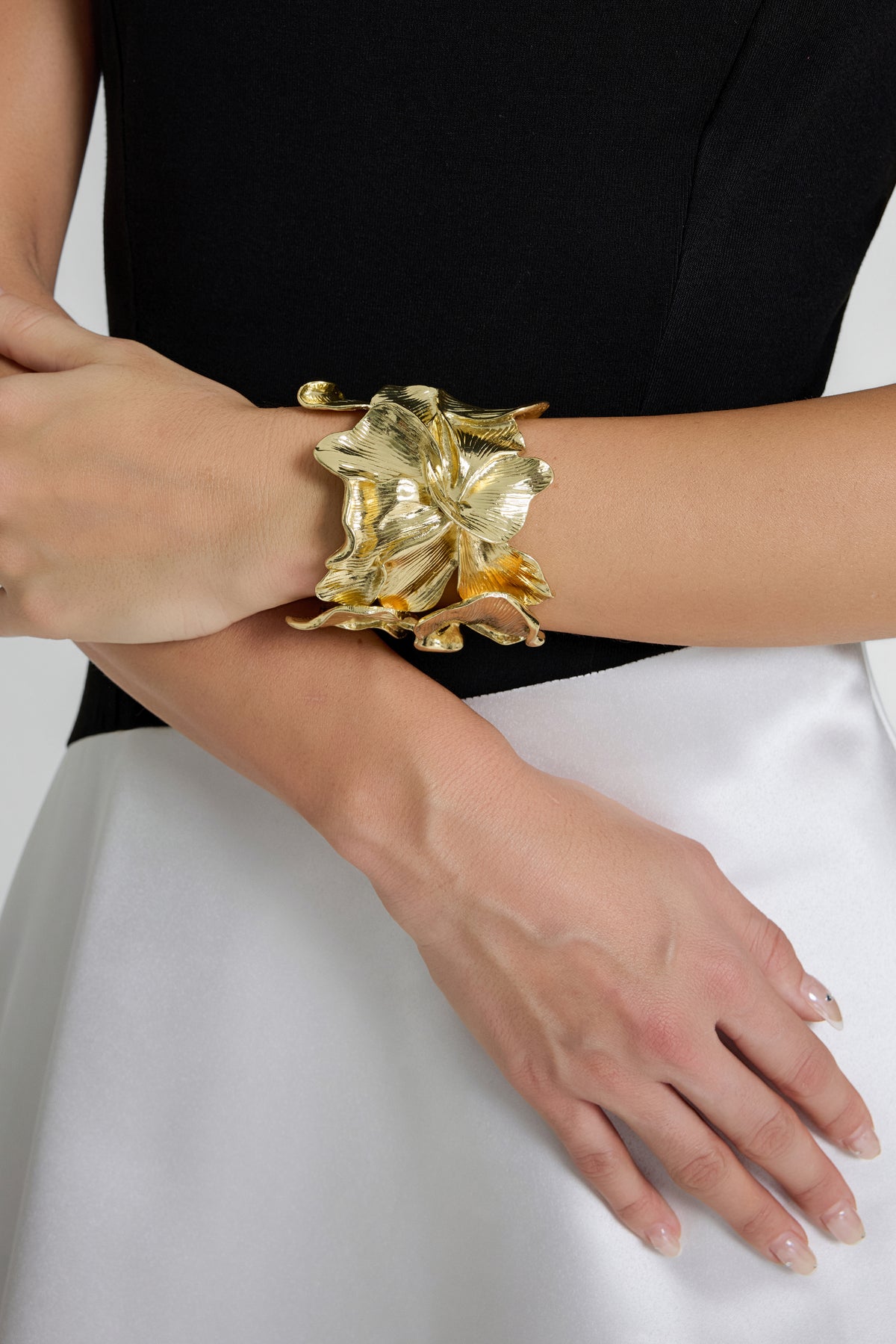 Metal Textured Flowers Bracelet
