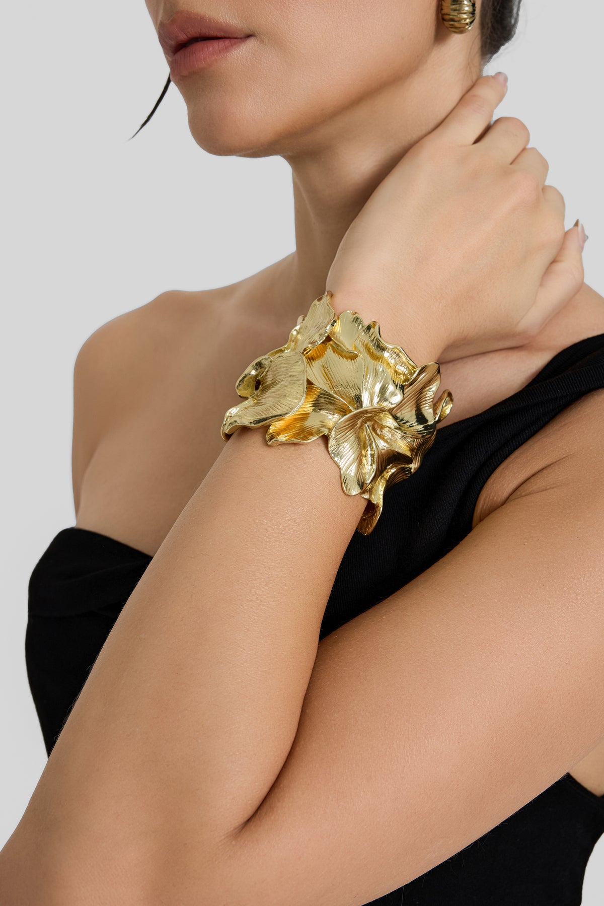 Metal Textured Flowers Bracelet